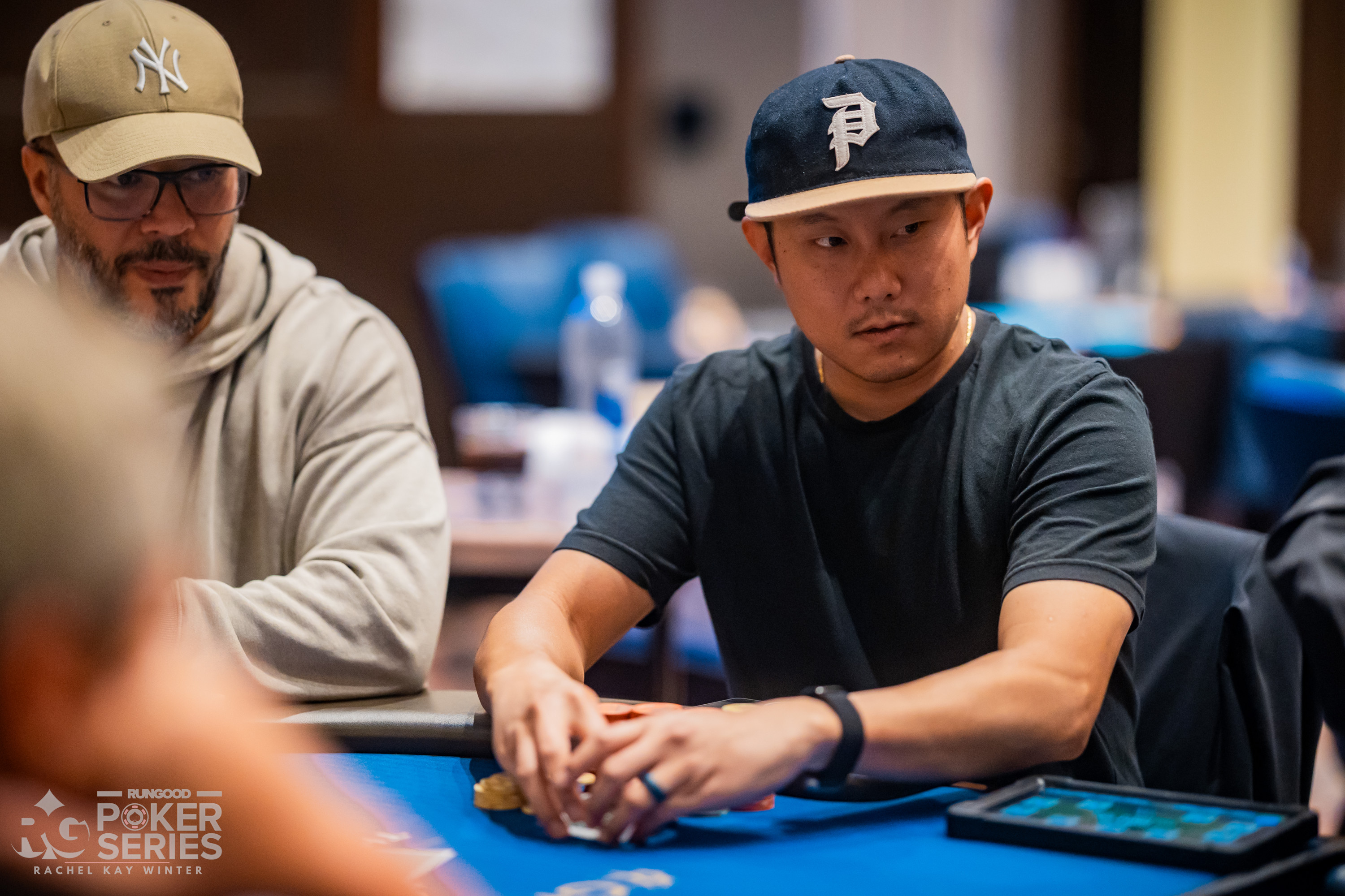 Xiong Thao 在 $400 PokerNews Cup 首日强势领跑，单日筹码占比近三成 - 大发娱乐入口